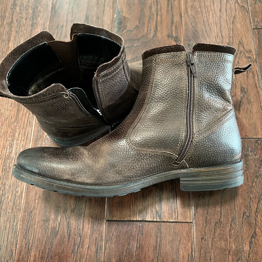 Men’s CLARKS boots.  Used, but still in great shape.  Size 9